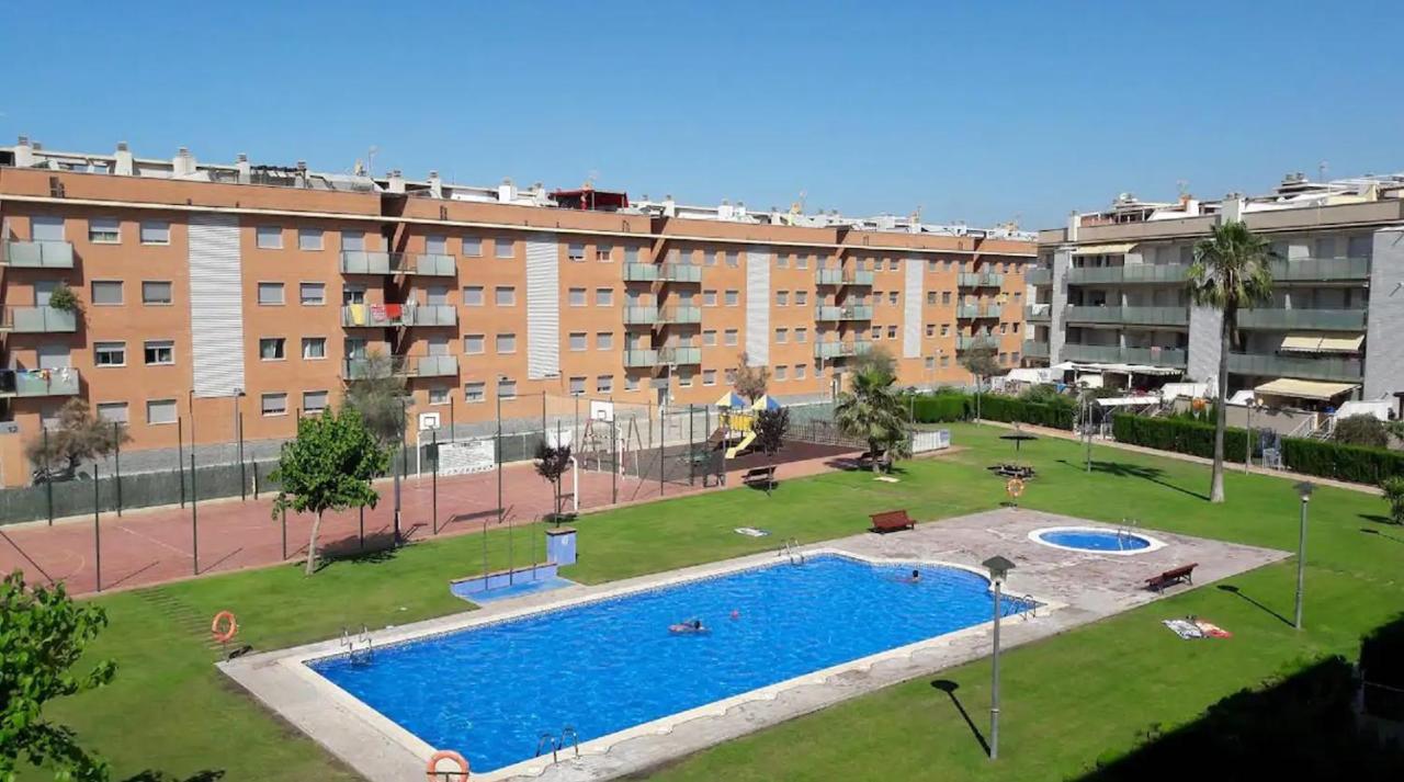 Riu - Apartamento En Primera Linea De Mar Con Piscina Cubelles Luaran gambar